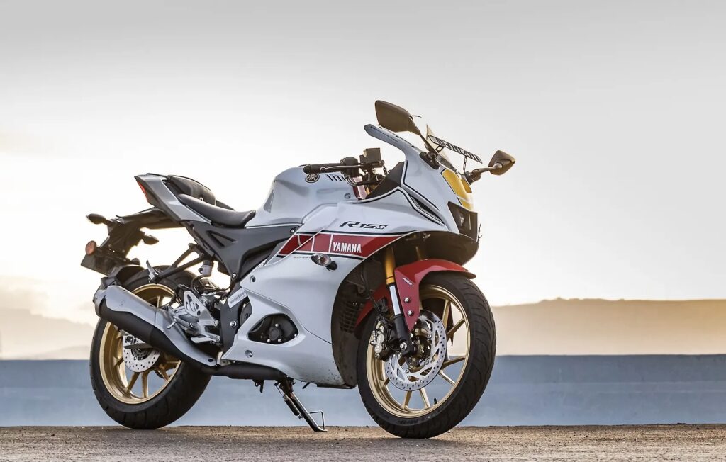 Yamaha R15 V4